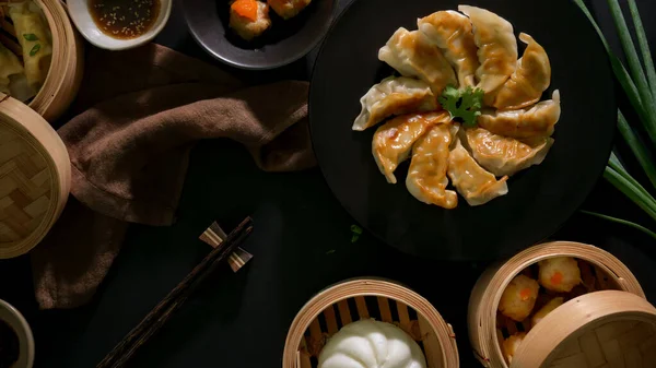 Vista Superior Dim Sum Con Albóndigas Gyoza Japonesa Fritas Plato — Foto de Stock