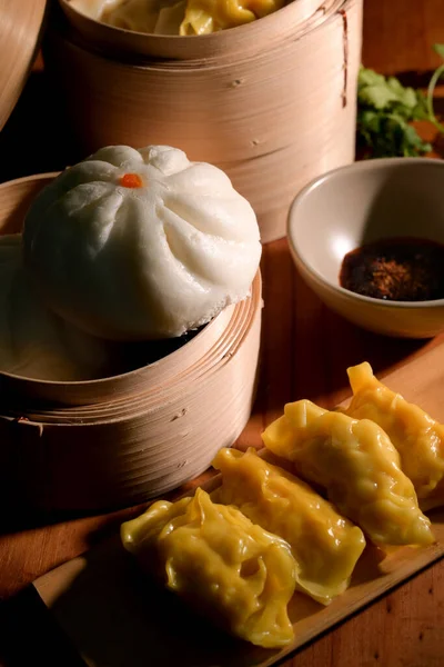 Beskuren Bild Dim Sum Hemgjorda Kinesiska Dumplings Med Sojasås Och — Stockfoto