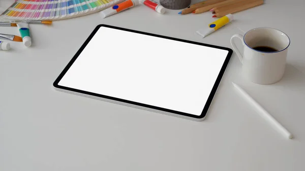 Tiro Recortado Espaço Trabalho Designer Mínimo Com Tablet Tela Branco — Fotografia de Stock