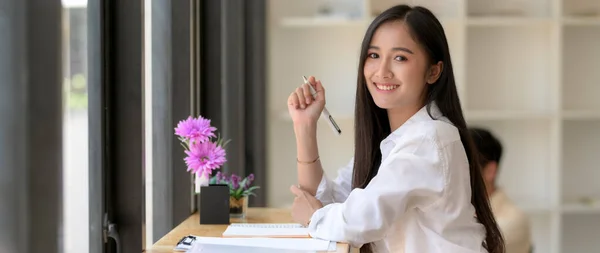 Zijaanzicht Van Gelukkige Vrouwelijke Universiteitsstudente Die Zich Voorbereidt Haar Examen — Stockfoto