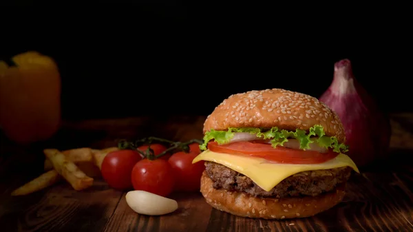Yapımı Lezzetli Sığır Burger Malzemeler Kırsal Masada Patates Kızartması — Stok fotoğraf