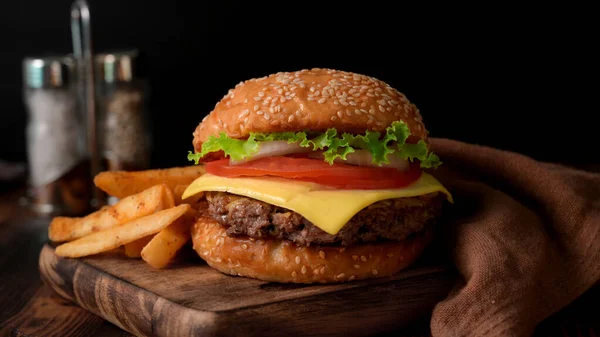 Taze Sığır Burger Patates Kızartmasını Ahşap Tepside Kırsal Masada Çeşnili — Stok fotoğraf