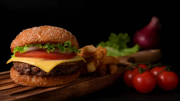 Yapımı Lezzetli Sığır Burger Malzemeler Kırsal Masada Patates Kızartması — Stok fotoğraf