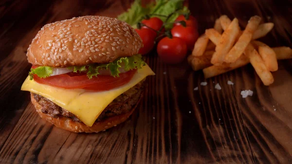 Taze Sığır Burger Patates Kızartması Malzeme Kırsal Masada Fotokopi Alanı — Stok fotoğraf