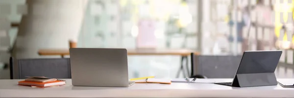 Tiro Cortado Espaço Trabalho Portátil Com Laptop Tablet Mesa Branca — Fotografia de Stock