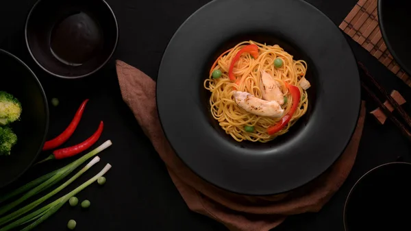 Top View Schezwan Noodles Chow Mein Vegetable Chicken Served Black — Stock Photo, Image