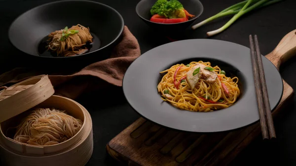 Gehakt Van Schezwan Noodles Chow Mein Met Groente Kip Chilisaus — Stockfoto