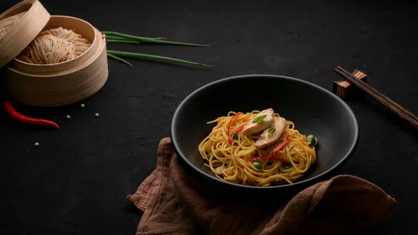 Kesilmiş Schezwan Noodles Chow Mein Ile Siyah Kasede Servis Edilen — Stok fotoğraf