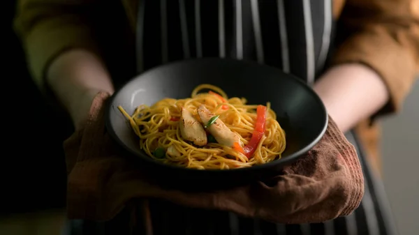 Zblízka Pohled Ženu Držící Schezwan Nudle Nebo Mísu Chow Mein — Stock fotografie