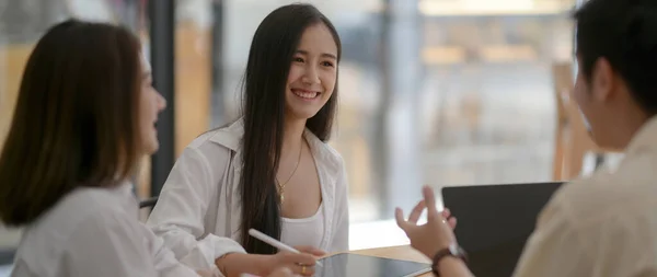 Gehakte Opname Van Universitaire Studenten Groep Consulting Hun Opdracht Tijdens — Stockfoto