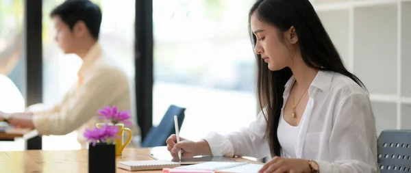 Zijaanzicht Van Jonge Studente Die Zich Concentreert Haar Opdracht Met — Stockfoto