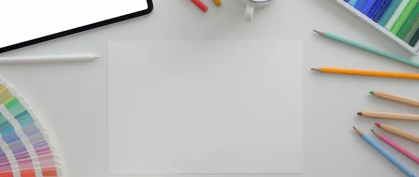 白い机の上にモックアップタブレット スケッチペーパー デザイナー用品とデザイナーの職場のオーバーヘッドショット — ストック写真