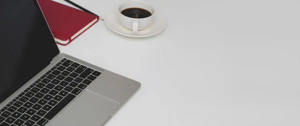 Captura Recortada Espacio Trabajo Mínimo Con Computadora Portátil Papelería Taza —  Fotos de Stock