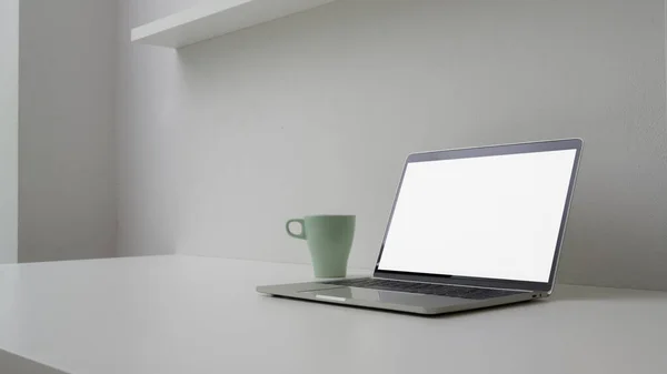 Przycięty Kadr Minimalnego Obszaru Roboczego Otwartym Pustym Ekranem Laptopa Kubek — Zdjęcie stockowe