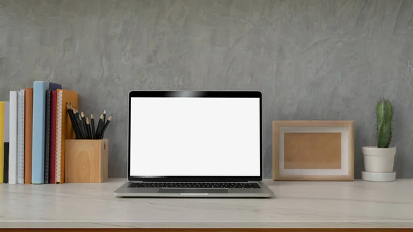 Close View Modern Workspace Blank Screen Laptop Dekoracje Książki Papeteria — Zdjęcie stockowe