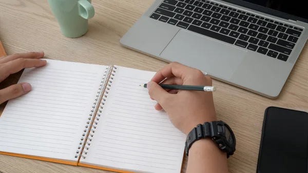 Colpo Ritagliato Studente Universitario Prendere Nota Notebook Durante Lettura Testo — Foto Stock