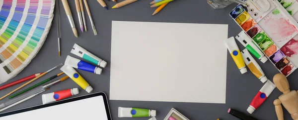 Kağıt Çizimi Renk Örneği Tablet Boya Araçları Ile Ressam Çalışma — Stok fotoğraf