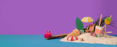 Plaj aksesuarları, dondurmalar, yaz meyveleri ve mor arka planda kum içeren minimal yaz konsepti.