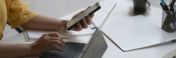 Fotografía Recortada Una Empresaria Que Concentra Trabajo Con Una Tableta — Foto de Stock