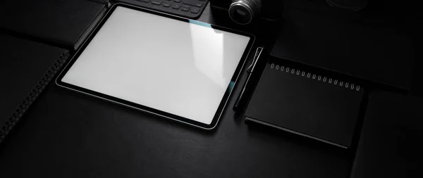 Afgeknipte Opname Van Donkere Moderne Werkruimte Met Mock Tablet Notebook — Stockfoto