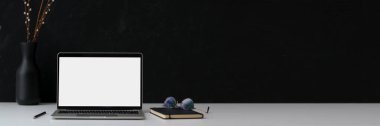 Fotokopi alanı, model laptop, malzeme ve mermer masa dekorasyonlu siyah beyaz konsept çalışma alanı  