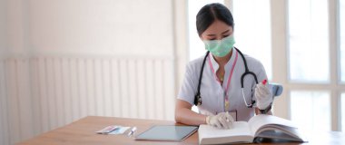 Kadın doktorun elinde test tüpü tutarken ve dijital tablet üzerine yazarken tıbbi bir kitapta bilgi ararken kesilen görüntüler. 
