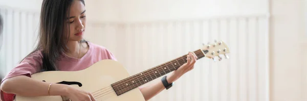 Recortado Disparo Joven Estudiante Universitaria Música Que Centra Práctica Guitarra — Foto de Stock