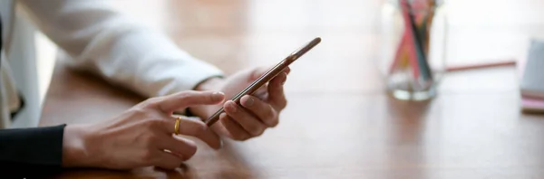 Vista Lateral Freelancer Feminino Usando Smartphone Mesa Madeira Com Suprimentos — Fotografia de Stock