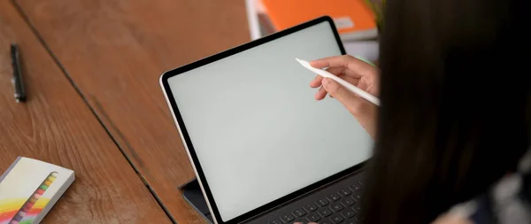 Schnappschuss Einer Jungen Studentin Beim Hausaufgabenmachen Mit Leerem Bildschirm Laptop — Stockfoto