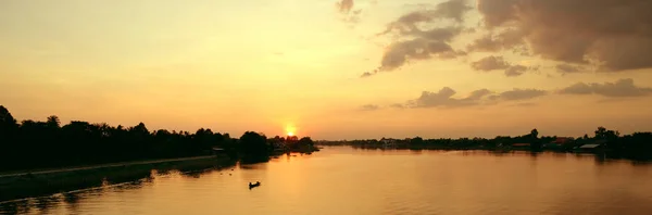 Piękny Zachód Słońca Nad Wiejskim Widokiem Rzekę Łodzi Rybackiej Rzece — Zdjęcie stockowe