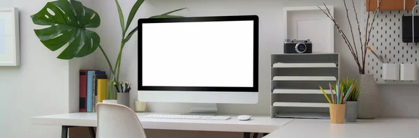 Vista Cerca Habitación Oficina Mínima Con Computadora Pantalla Blanco Suministros — Foto de Stock