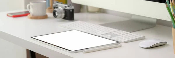 Przycięte Ujęcie Wygodnego Biurka Pustym Ekranem Tabletu Urządzeń Komputerowych Białym — Zdjęcie stockowe