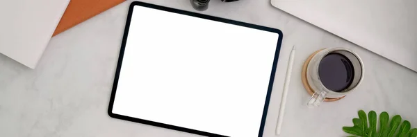 Vista Superior Espaço Trabalho Moda Com Tablet Tela Branco Xícara — Fotografia de Stock