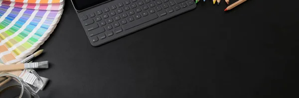 黒いテーブルの上にタブレットキーボード カラースウォッチとコピースペースとデザイナーワークスペースのトリミングショット — ストック写真
