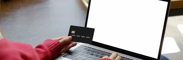 Beskåret Billede Kvinde Der Betaler Med Kreditkort Mens Shopping Online - Stock-foto