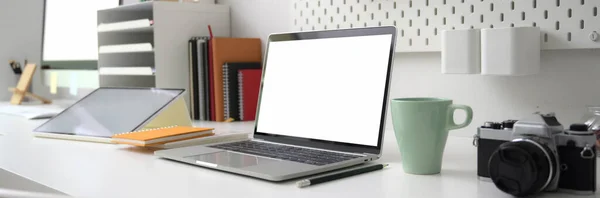 Imagen Recortada Escritorio Oficina Elegante Con Dispositivos Digitales Pantalla Blanco — Foto de Stock