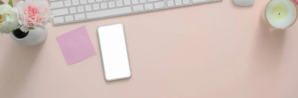 ピンクのテーブルの上に空白の画面スマートフォン コンピュータデバイス 装飾やコピースペースと創造的なワークスペースのトップビュー — ストック写真