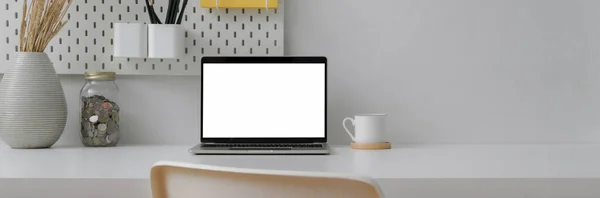 Közelkép Otthoni Iroda Üres Képernyős Laptop Dekorációk Másolás Helyet Fehér — Stock Fotó