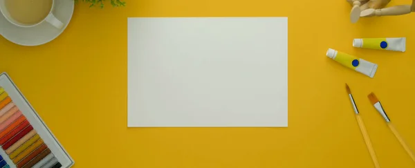 미술가의 공간의 스케치와 노란색 배경에 도구들 — 스톡 사진
