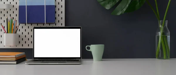 白いテーブルの上に空白の画面のラップトップ コピースペース付きのホームオフィスデスクのビューを閉じます — ストック写真
