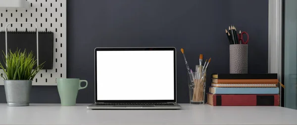 Vista Perto Mesa Escritório Casa Com Laptop Tela Branco Suprimentos — Fotografia de Stock