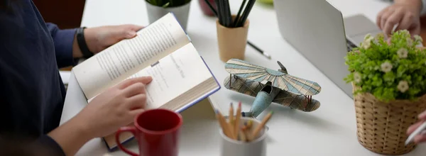 Schnappschuss Einer College Studentin Die Buch Liest Ihre Bevorstehende Prüfung — Stockfoto