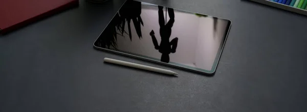 Gesneden Shot Van Donker Concept Bureau Met Digitale Tablet Stylus — Stockfoto