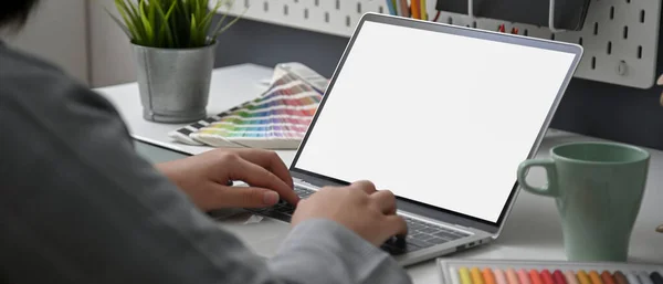 设计人员在舒适的工作空间从事模拟笔记本电脑 设计用品和咖啡杯工作的截图 — 图库照片