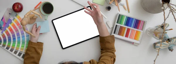 Bovenaanzicht Van Vrouwelijke Ontwerper Werkend Minimale Werkruimte Met Mock Tablet — Stockfoto