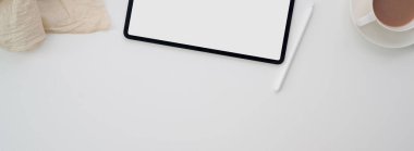 Boş tabletli modern kahvaltı masasının üst görüntüsü, sabah kahvesi, dekorasyon ve fotokopi alanı 