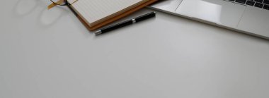 Bilgisayarlı, ofis malzemeleriyle modern ofis masasının kırpılmış görüntüsü.