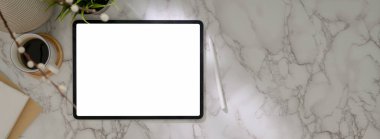 Modern çalışma tabletinin, malzemelerin, dekorasyonun ve mermer masadaki kopyalama alanının en üst görünümü  