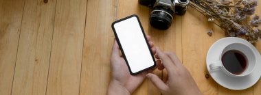 Modern kırsal çalışma masasında otururken fotoğrafçının akıllı telefonuyla çekilen görüntüler.