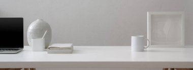 Bilgisayarla, kupayla, malzemelerle, dekorasyonla ve modern merkez ofisteki sandalyeyle asgari çalışma oranını kapat